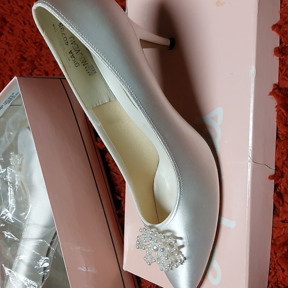 Vintage White Satin Wedding Shoes with Beads - Picture 1 of 11